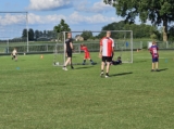 Laatste training S.K.N.W.K. JO8-1 (partijtje tegen de ouders) van maandag 2 juni 2025 (53/123)